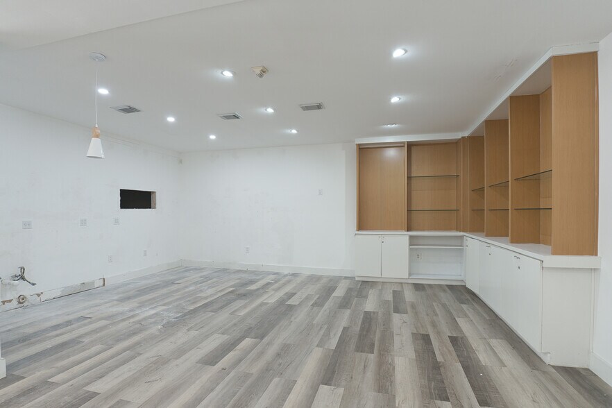 More Photos Of 7313 SW 59th Ct, South Miami Storefront Retail Office For Lease