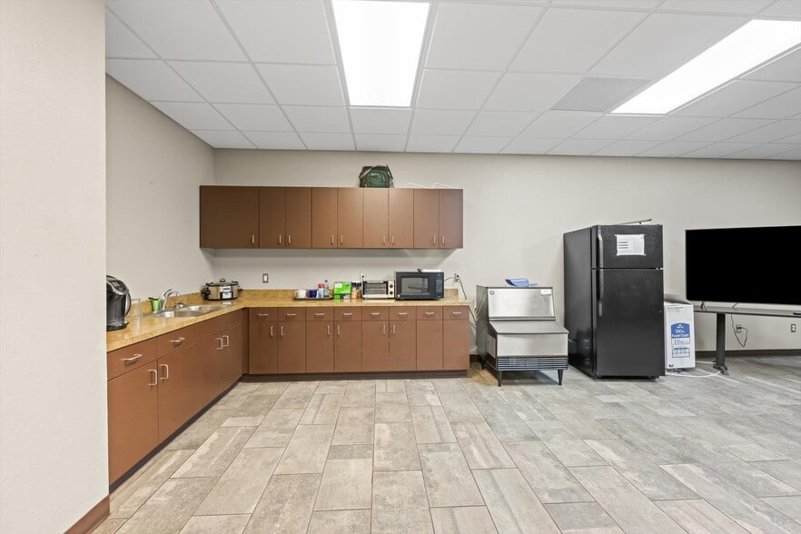 More Photos Of 13020 S Sunnylane Rd, Moore Industrial For Lease