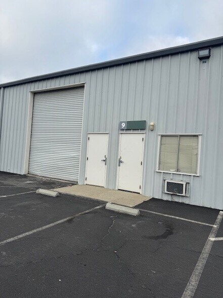 Primary Photo Of 1187 Vanderbilt Cir, Manteca Warehouse For Lease