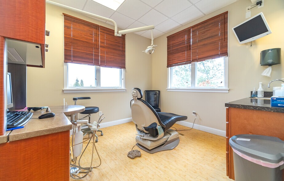 More Photos Of 30 Country Squire Dr, Cromwell Medical For Sale