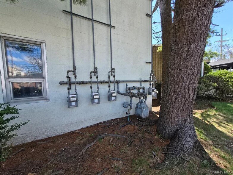 More Photos Of 121 W Oak St, Amityville Office For Sale