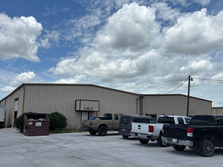 More Photos Of 1305 Industrial Dr, Royse City Warehouse For Lease