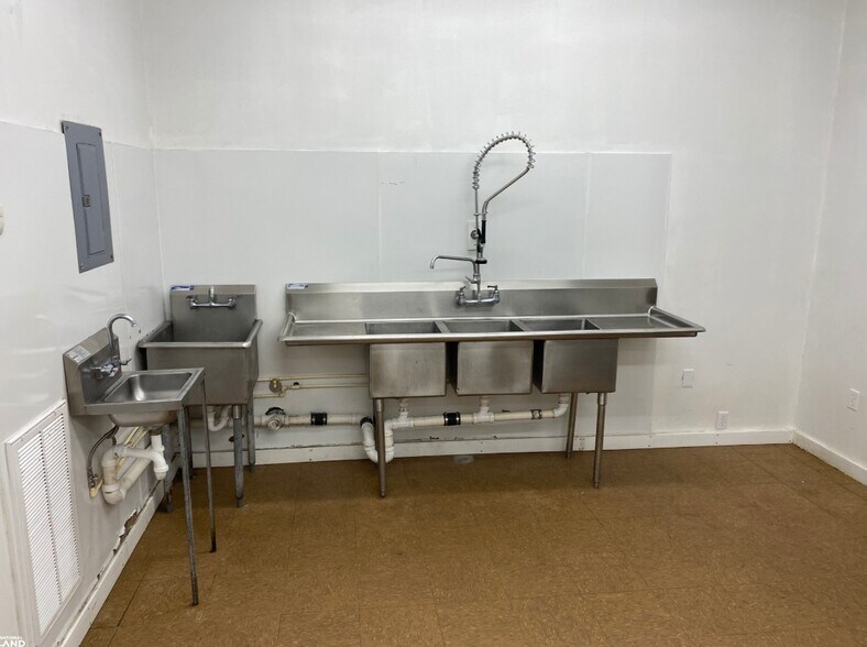 More Photos Of 1701 S Timber St, Stuttgart Office Residential For Sale