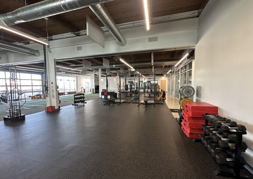 More Photos Of 2015 Dallas St, Aurora Storefront Retail Office For Lease