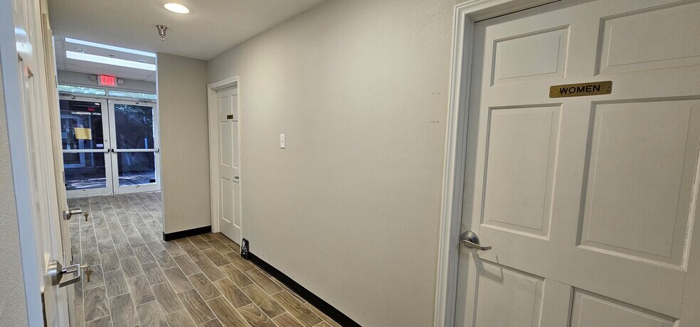 More Photos Of 3445 Highland Rd, Dallas Office For Sale