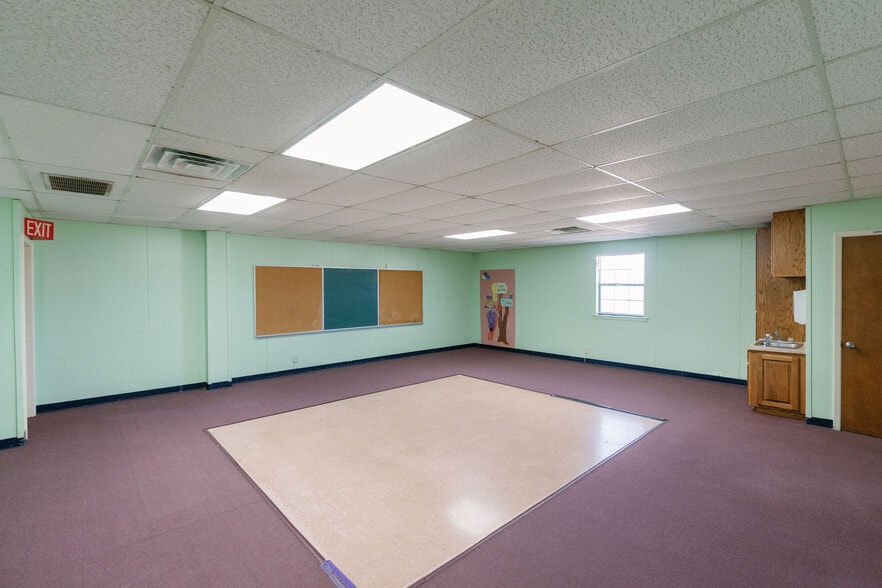 More Photos Of 1522 Weeks St, Wichita Falls Office For Sale