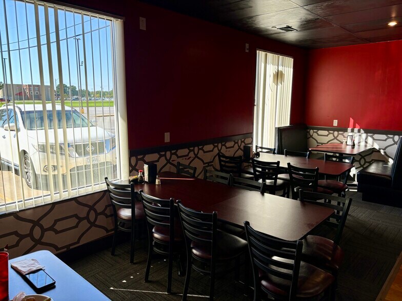 More Photos Of 825 New York Dr, Vandalia Storefront Retail Office For Sale