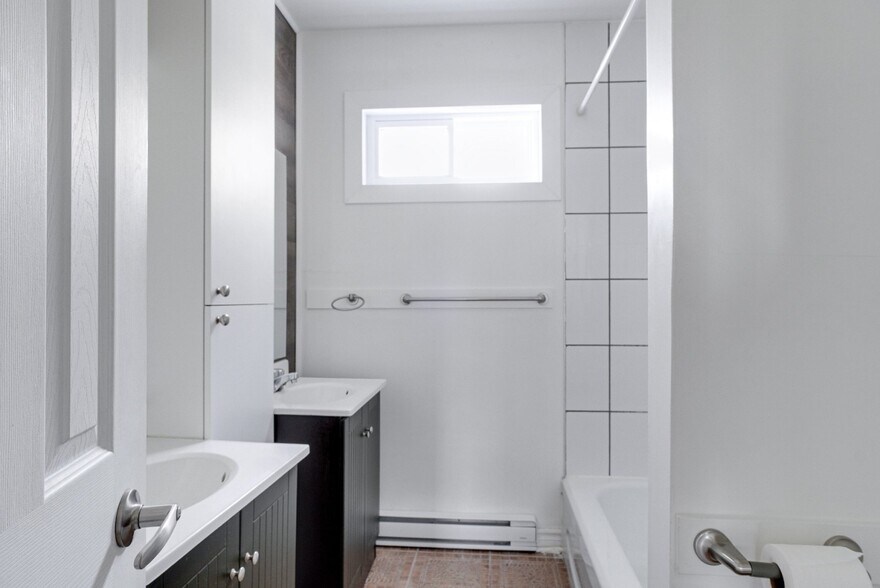 More Photos Of 51 Boul Desjardins E, Sainte-therese Apartments For Sale