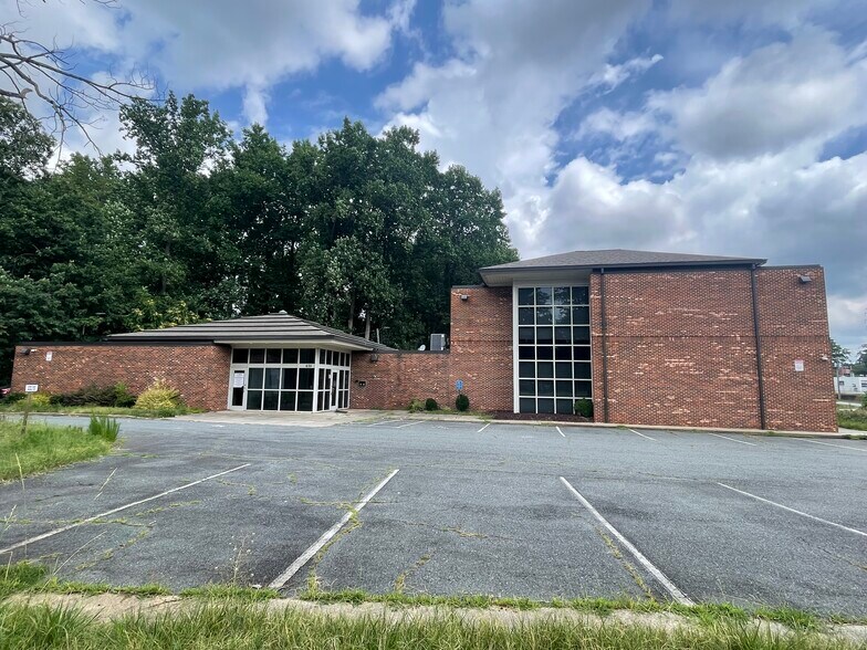 More Photos Of 635 Coliseum Dr, Winston-Salem Bank For Lease
