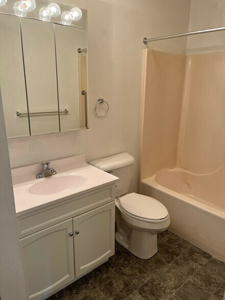 More Photos Of 1605 Collins St, Webster City Apartments For Sale