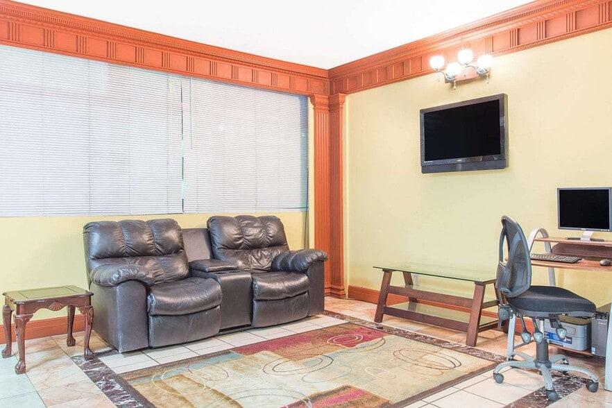 More Photos Of 422 W Oglethorpe Blvd, Albany Hotel For Sale