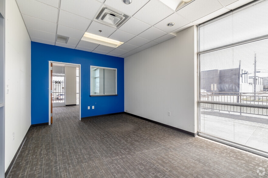 More Photos Of 2747 Oakland Ave, Garland Warehouse For Lease