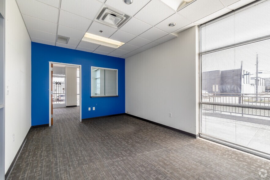 More Photos Of 2747 Oakland Ave, Garland Warehouse For Lease