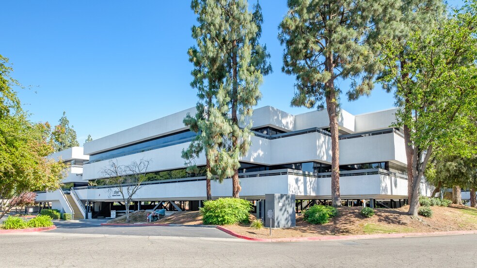 More Photos Of 1680 W Shaw Ave, Fresno Unknown For Lease