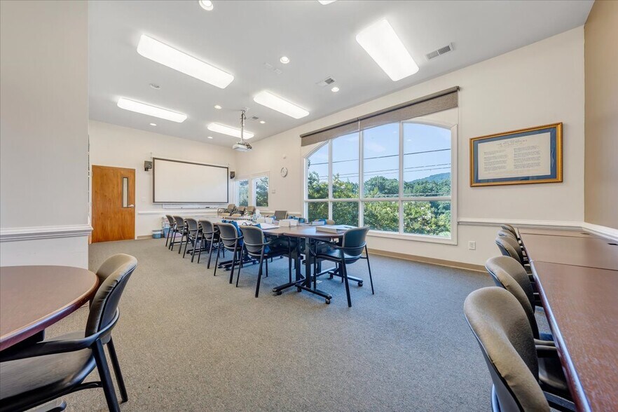 More Photos Of 2408 Electric Rd, Roanoke Medical For Lease