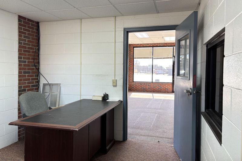 More Photos Of 914 S Broad St, Clinton Freestanding For Sale