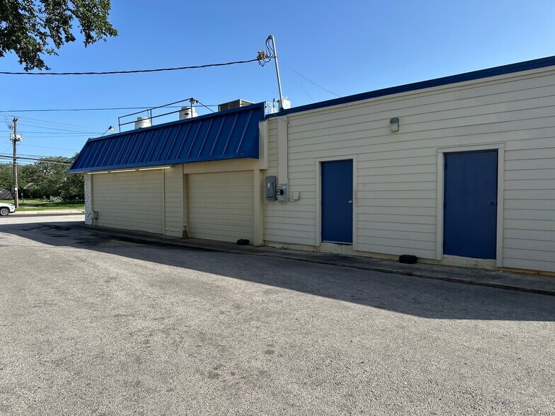 More Photos Of 5517 Menchaca Rd, Austin Restaurant For Sale
