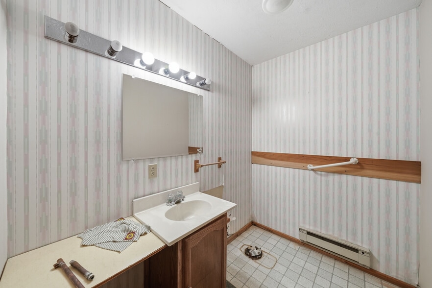 More Photos Of 210 Miles Ave, Clyde Park Specialty For Sale