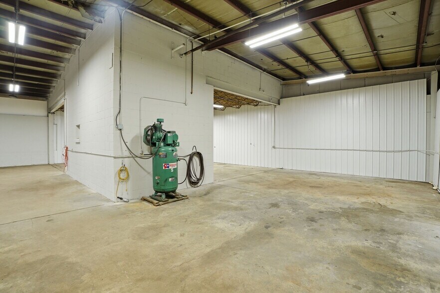 More Photos Of 3499 E Main St, Kalamazoo Auto Repair For Lease