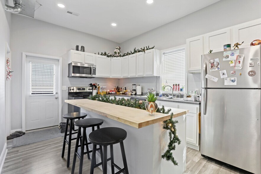 More Photos Of 14 W Depot St, Pataskala Showroom For Sale