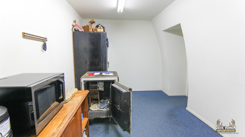 More Photos Of 1331 Cumberland St, Vernon Storefront For Sale