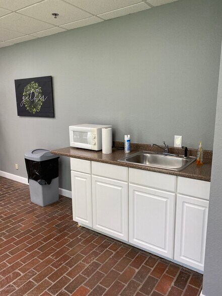 More Photos Of 5525 E 51st St, Tulsa Office For Lease