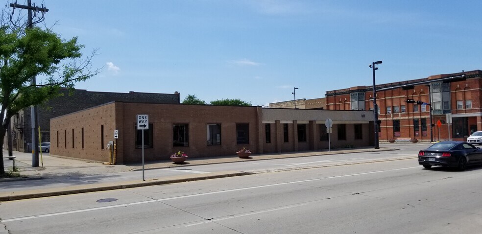 Primary Photo Of 317 W Walnut St, Green Bay Office For Lease