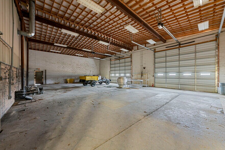 More Photos Of 302 E Happy Valley St, Cave City Light Distribution For Lease