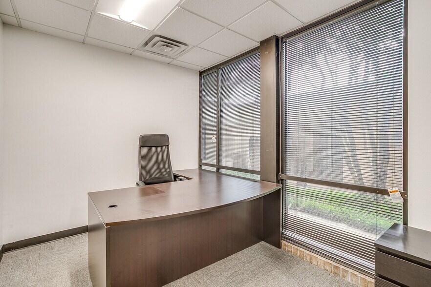 More Photos Of 6451 Brentwood Stair Rd, Fort Worth Office For Lease