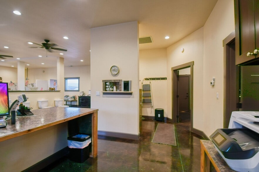 More Photos Of 818 Airport Rd, Pendleton Showroom For Sale