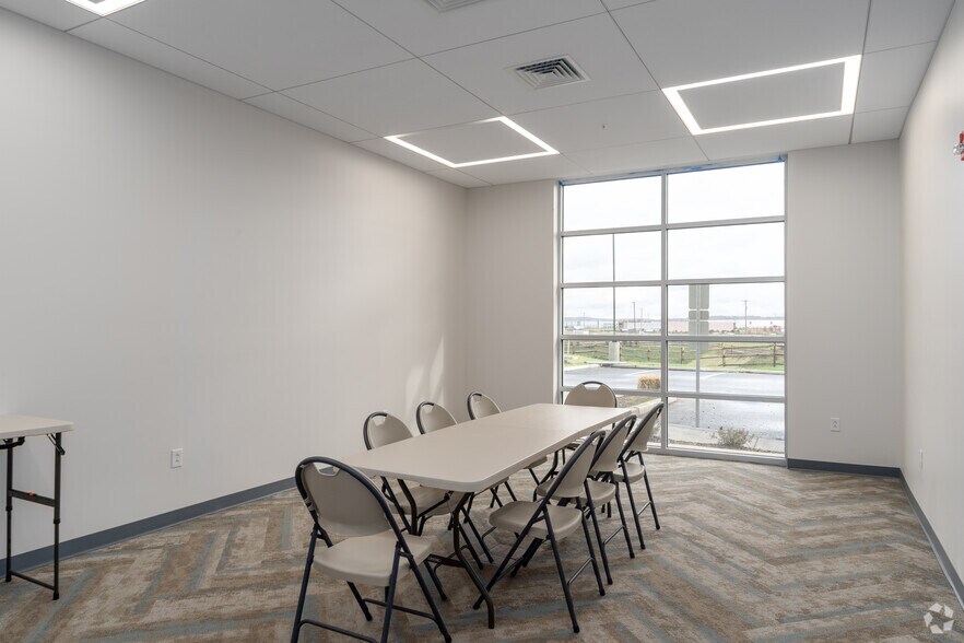 More Photos Of 1000 Carson Ct, Palmer Township Distribution For Lease