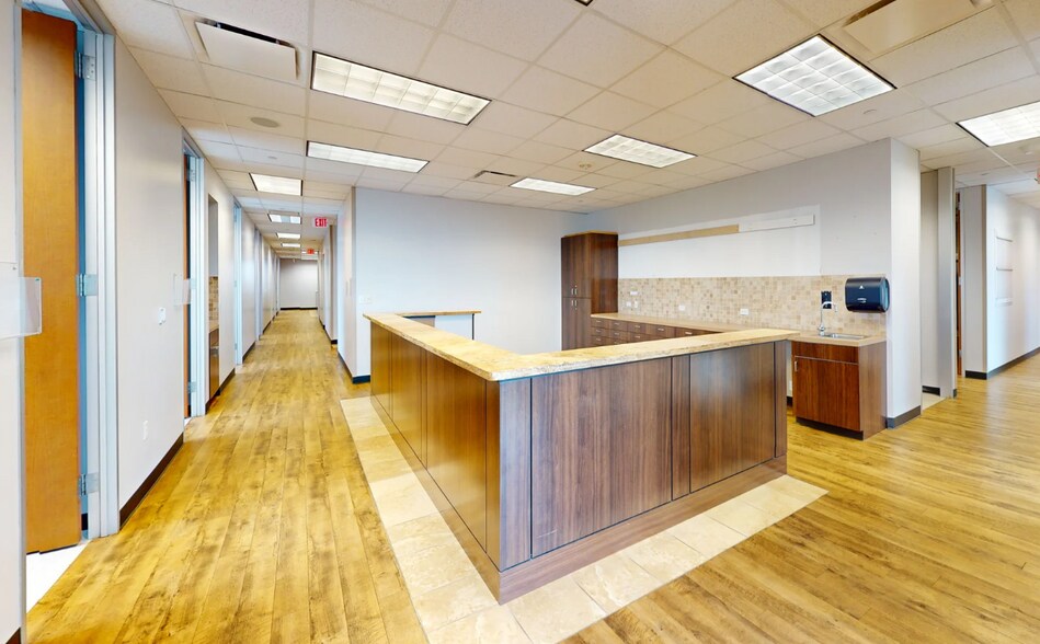 More Photos Of 7737 Southwest Fwy, Houston Unknown For Lease