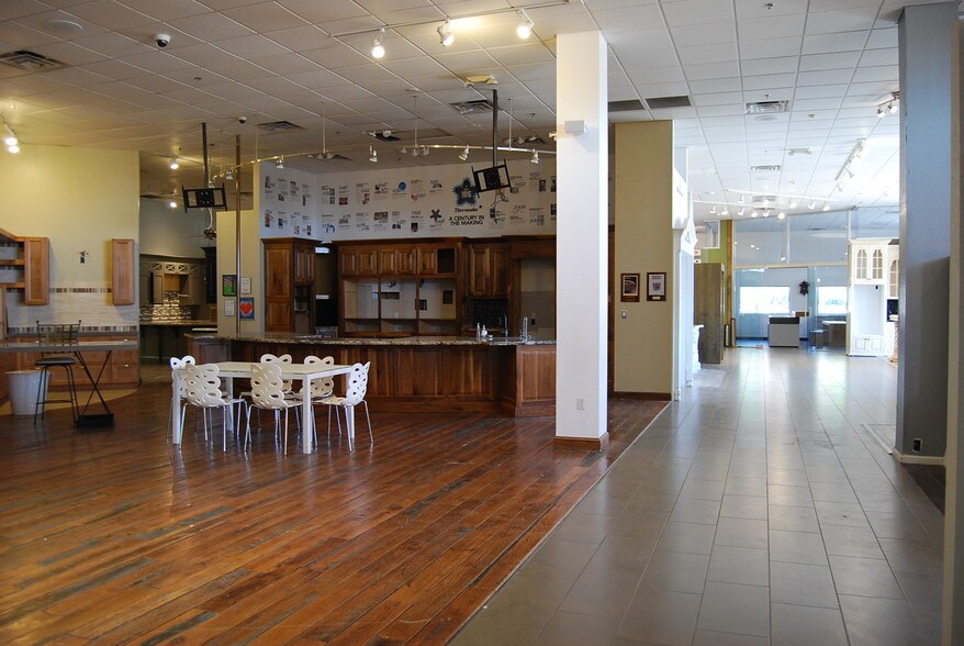 More Photos Of 15250 N Hayden Rd, Scottsdale Showroom For Sale