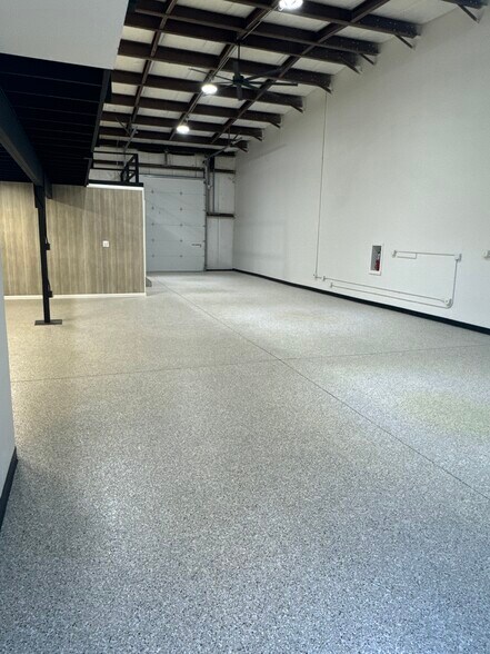 More Photos Of 517 N Lake Ave, Twin Lakes Showroom For Lease