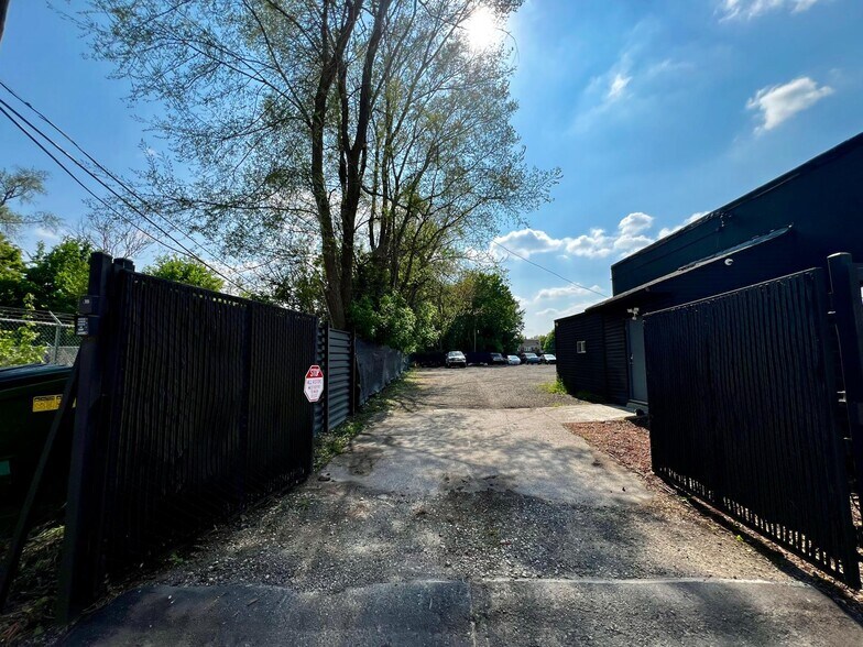 More Photos Of 6450 E Hancock St, Detroit Warehouse For Sale