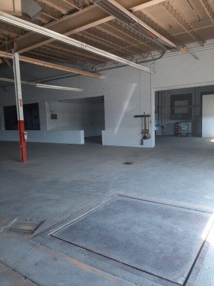 More Photos Of 510 First St, London Warehouse For Lease