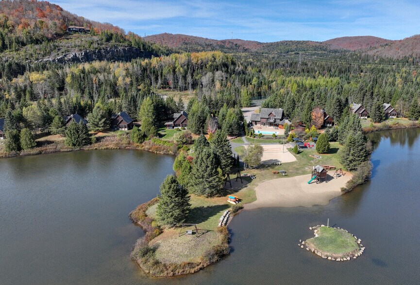 More Photos Of 192 Allée Du Chalet-Royal, St-Faustin-Lac-Carré Hotel For Sale