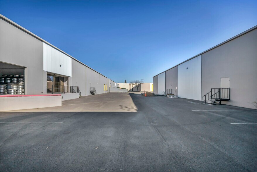 More Photos Of 875 Deming Way, Sparks Industrial For Lease