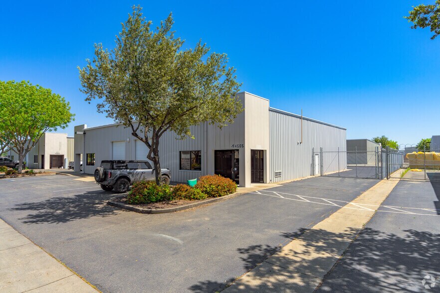 Primary Photo Of 4565 Skyway Dr, Olivehurst Warehouse For Lease