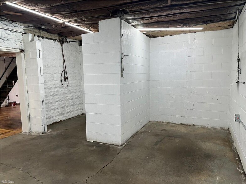 More Photos Of 1301 Brownell Ave, Lorain Service For Sale