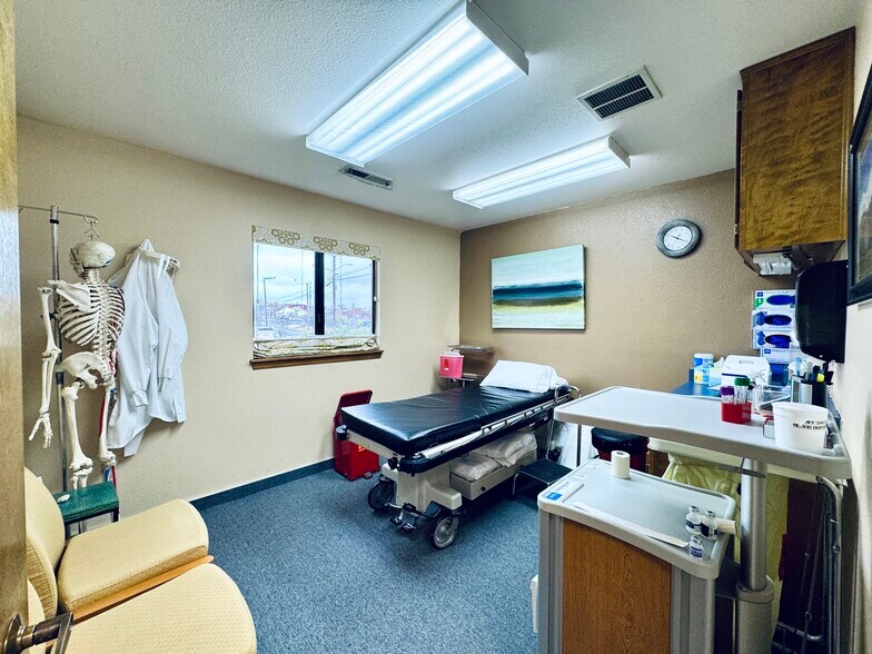 More Photos Of 2036 Railroad Ave, Redding Office For Sale