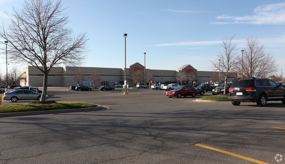 More Photos Of 4701 W 6th St, Lawrence Supermarket For Lease