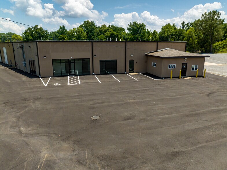 More Photos Of 4909 Jack Huffman Blvd, Millington Flex For Lease