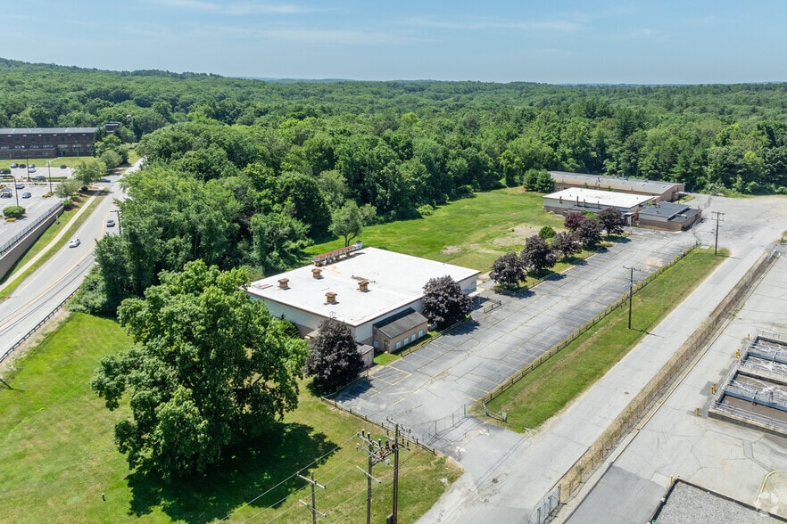 More Photos Of 39 Wauregan Rd, Killingly Flex For Sale