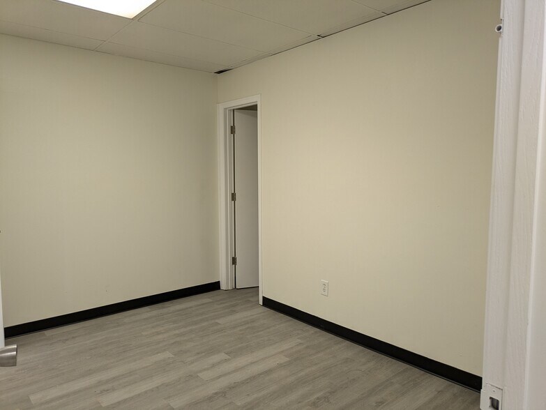 More Photos Of 1434-1436 Chambers Rd, Saint Louis Veterinarian Kennel For Sale