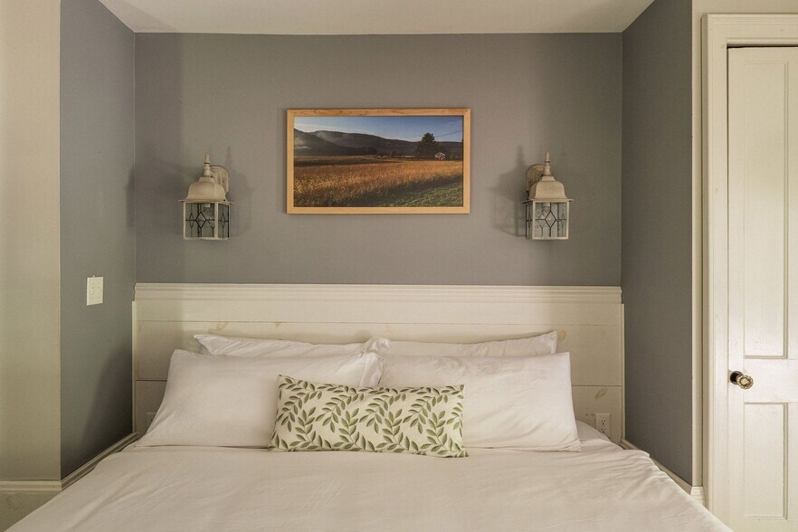 More Photos Of 102 Main St, Jefferson Hotel For Sale