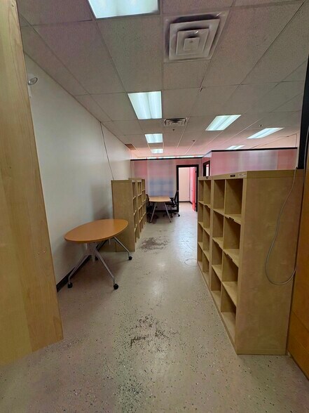 More Photos Of 4242 W Bryn Mawr Ave, Chicago Manufacturing For Lease