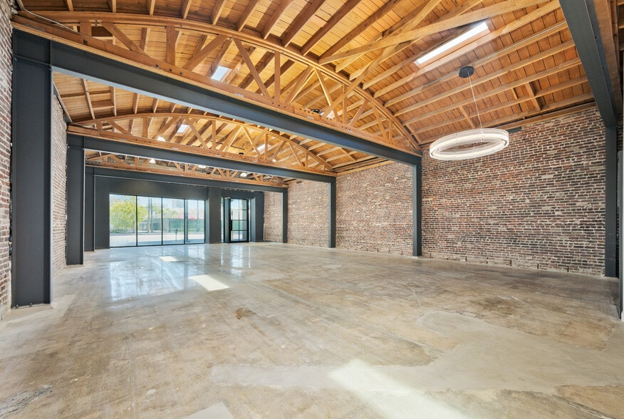 More Photos Of 601 S Fairfax Ave, Los Angeles Freestanding For Lease