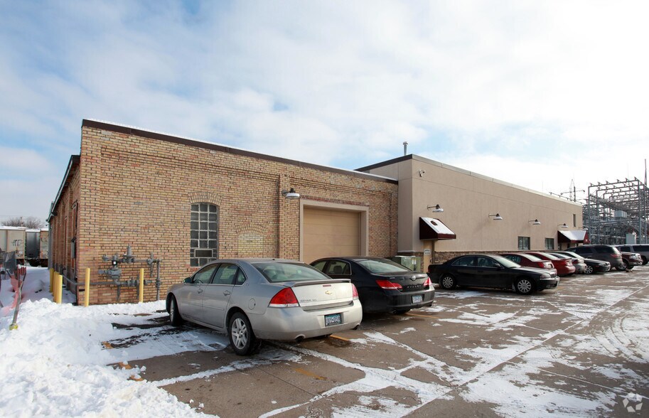 More Photos Of 3915 Hiawatha Ave, Minneapolis Light Distribution For Lease