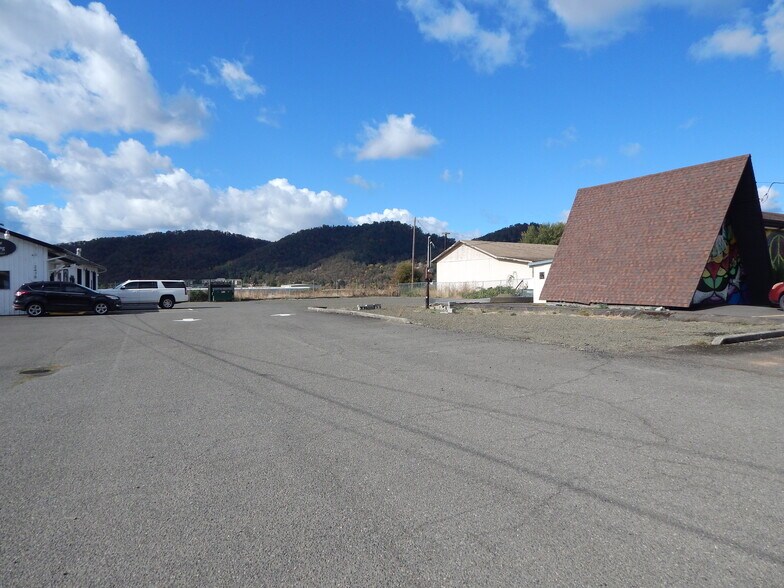 More Photos Of 2478 NE Stephens St, Roseburg Land For Lease